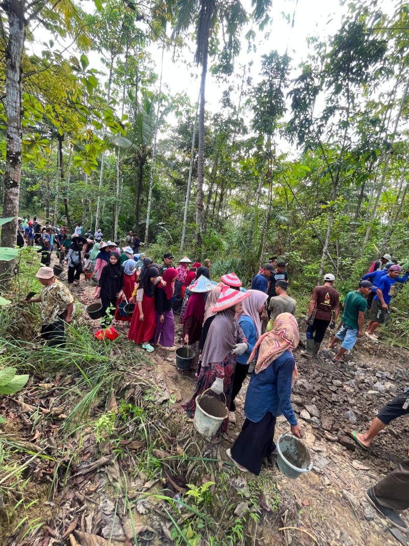 Dewan Perwakilan Rakyat Daerah (DPRD) Provinsi Banten, Musa Weliansyah bersama masyarakat di sejumlah wilayah Selatan Lebak bahu membahu melakukan perbaikan jalan poros desa dan membangun jembatan, Senin (13/7/2026).