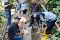 Pegawai BBWSCC saat tinjau pelaksanaan program P3AI di Desa Gerijaya, Kecamatan Saketi, Kabupaten Pandeglang.