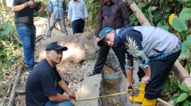 Pegawai BBWSCC saat tinjau pelaksanaan program P3AI di Desa Gerijaya, Kecamatan Saketi, Kabupaten Pandeglang.