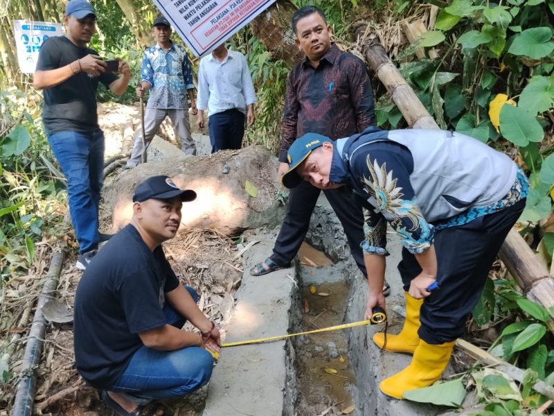 Pegawai BBWSCC saat tinjau pelaksanaan program P3AI di Desa Gerijaya, Kecamatan Saketi, Kabupaten Pandeglang.