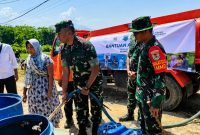 Danrem 064/Maulana Yusuf Brigjen TNI Daru Cahyadi Soeprapto didampingi Dandim 0601/Pandeglang Letkol Inf Afri Swandi Ritonga saat memberikan bantuan air bersih dan sembako di Desa Pasirgadung, Kecamatan Patia, Kabupaten Pandeglang.