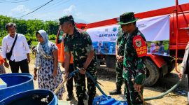 Danrem 064/Maulana Yusuf Brigjen TNI Daru Cahyadi Soeprapto didampingi Dandim 0601/Pandeglang Letkol Inf Afri Swandi Ritonga saat memberikan bantuan air bersih dan sembako di Desa Pasirgadung, Kecamatan Patia, Kabupaten Pandeglang.