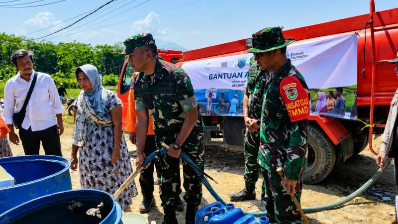 Danrem 064/Maulana Yusuf Brigjen TNI Daru Cahyadi Soeprapto didampingi Dandim 0601/Pandeglang Letkol Inf Afri Swandi Ritonga saat memberikan bantuan air bersih dan sembako di Desa Pasirgadung, Kecamatan Patia, Kabupaten Pandeglang.