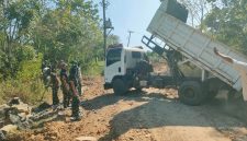 Personel Satgas TMMD Ke-129 Kodim 0601/Pandeglang meninjau pembukaan akses jalan yang menghubungkan Desa Pasir Gadung dan Desa Simpang Tiga, Kecamatan Patia.
