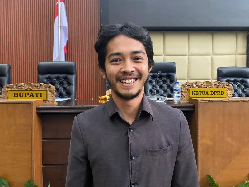 Anggota Komisi I DPRD Pandeglang dari Fraksi Partai Golkar, Miftahul Farid Sukur, mendesak Dinas Pendidikan, Kepemudaan, dan Olahraga (Disdikpora) segera melakukan pendataan menyeluruh terhadap seluruh sekolah berdasarkan tingkat kerusakannya, mulai dari rusak berat, rusak sedang, hingga kondisi yang masih layak.