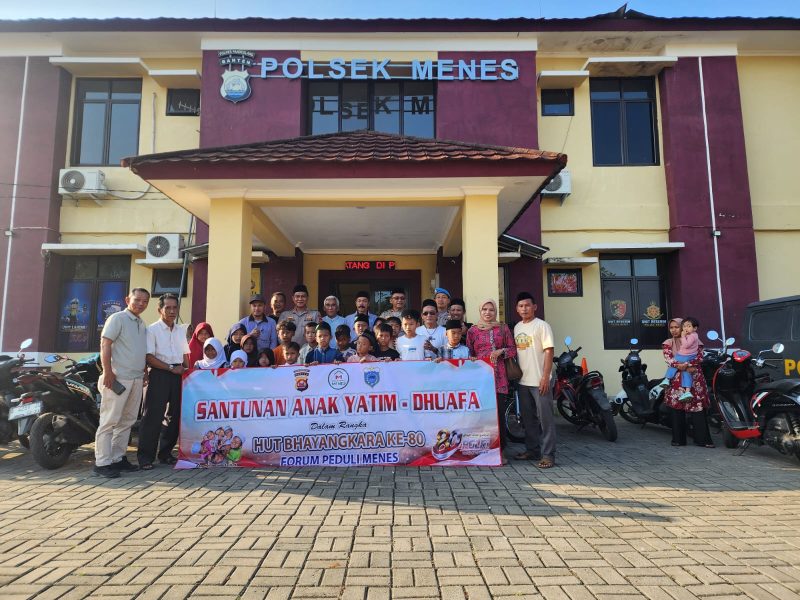 Kapolsek Menes, Kompol L. Wahyu Bintarna bersama FPM santuni puluhan anak yatim dan dhuafa.