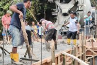 Wakil Ketua Komisi II DPRD Provinsi Banten, Musa Weliansyah, bersama warga bergotong royong membangun Jembatan Leuwi Kukuk di Desa Sangiang, Kecamatan Malingping, Kabupaten Lebak, Kamis (30/7/2026). Jembatan permanen tersebut dibangun secara swadaya menggunakan dana pribadi untuk memulihkan akses penghubung Desa Sangiang dan Desa