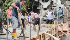 Wakil Ketua Komisi II DPRD Provinsi Banten, Musa Weliansyah, bersama warga bergotong royong membangun Jembatan Leuwi Kukuk di Desa Sangiang, Kecamatan Malingping, Kabupaten Lebak, Kamis (30/7/2026). Jembatan permanen tersebut dibangun secara swadaya menggunakan dana pribadi untuk memulihkan akses penghubung Desa Sangiang dan Desa
