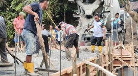 Wakil Ketua Komisi II DPRD Provinsi Banten, Musa Weliansyah, bersama warga bergotong royong membangun Jembatan Leuwi Kukuk di Desa Sangiang, Kecamatan Malingping, Kabupaten Lebak, Kamis (30/7/2026). Jembatan permanen tersebut dibangun secara swadaya menggunakan dana pribadi untuk memulihkan akses penghubung Desa Sangiang dan Desa