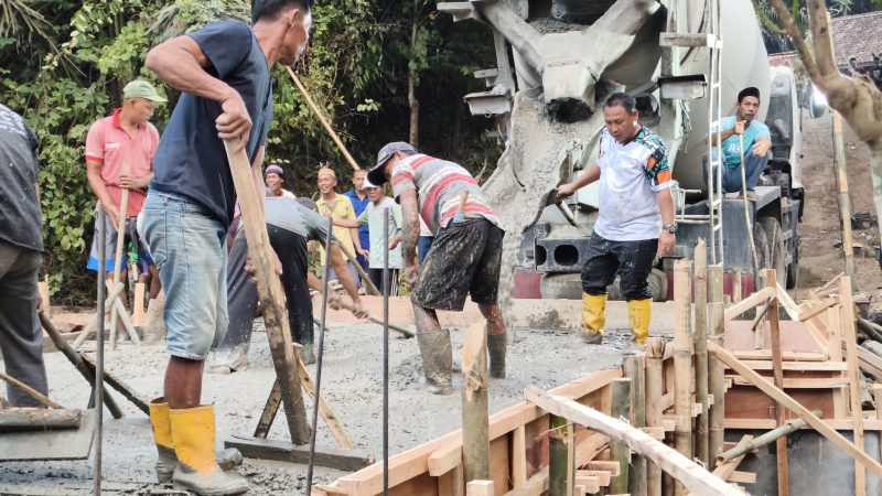 Wakil Ketua Komisi II DPRD Provinsi Banten, Musa Weliansyah, bersama warga bergotong royong membangun Jembatan Leuwi Kukuk di Desa Sangiang, Kecamatan Malingping, Kabupaten Lebak, Kamis (30/7/2026). Jembatan permanen tersebut dibangun secara swadaya menggunakan dana pribadi untuk memulihkan akses penghubung Desa Sangiang dan Desa