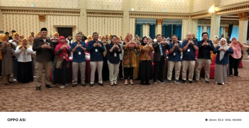 Caption : Anggota Komisi X DPR RI, Adde Rosi Khoerunnisa saat foto bersama di acara Fokus Group Discussion pelaksanaan sensus ekonomi 2026.