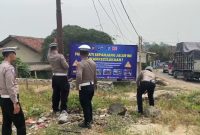 Satuan Lalu Lintas (Satlantas) Polres Lebak memasang lima spanduk imbauan keselamatan di sejumlah titik rawan kecelakaan di kawasan Bang Arum, Desa Jatimulya, Kecamatan Rangkasbitung, Kabupaten Lebak, Banten, Sabtu (1/8/2026).