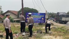 Satuan Lalu Lintas (Satlantas) Polres Lebak memasang lima spanduk imbauan keselamatan di sejumlah titik rawan kecelakaan di kawasan Bang Arum, Desa Jatimulya, Kecamatan Rangkasbitung, Kabupaten Lebak, Banten, Sabtu (1/8/2026).