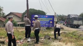 Satuan Lalu Lintas (Satlantas) Polres Lebak memasang lima spanduk imbauan keselamatan di sejumlah titik rawan kecelakaan di kawasan Bang Arum, Desa Jatimulya, Kecamatan Rangkasbitung, Kabupaten Lebak, Banten, Sabtu (1/8/2026).
