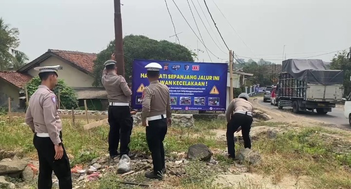 Satuan Lalu Lintas (Satlantas) Polres Lebak memasang lima spanduk imbauan keselamatan di sejumlah titik rawan kecelakaan di kawasan Bang Arum, Desa Jatimulya, Kecamatan Rangkasbitung, Kabupaten Lebak, Banten, Sabtu (1/8/2026).