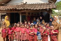 Siswa TK Assalam menyerahkan bantuan kepada para lanjut usia di Desa Mendung, Kecamatan Cibaliung, Kabupaten Pandeglang. Dalam kegiatan sosial memperingati Maulid Nabi Muhammad SAW.