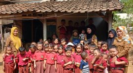 Siswa TK Assalam menyerahkan bantuan kepada para lanjut usia di Desa Mendung, Kecamatan Cibaliung, Kabupaten Pandeglang. Dalam kegiatan sosial memperingati Maulid Nabi Muhammad SAW.