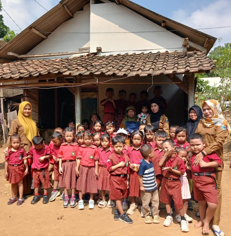 Siswa TK Assalam menyerahkan bantuan kepada para lanjut usia di Desa Mendung, Kecamatan Cibaliung, Kabupaten Pandeglang. Dalam kegiatan sosial memperingati Maulid Nabi Muhammad SAW.