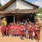 Siswa TK Assalam menyerahkan bantuan kepada para lanjut usia di Desa Mendung, Kecamatan Cibaliung, Kabupaten Pandeglang. Dalam kegiatan sosial memperingati Maulid Nabi Muhammad SAW.