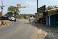 Petugas memasang jalur kejut di kawasan Tanjakan Bang Arum, dekat pintu perlintasan kereta api Commuter Line Stasiun Rangkasbitung, Kabupaten Lebak, Banten. Langkah tersebut dilakukan untuk mengantisipasi kecelakaan kendaraan besar yang melintas di kawasan tersebut.