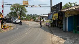Petugas memasang jalur kejut di kawasan Tanjakan Bang Arum, dekat pintu perlintasan kereta api Commuter Line Stasiun Rangkasbitung, Kabupaten Lebak, Banten. Langkah tersebut dilakukan untuk mengantisipasi kecelakaan kendaraan besar yang melintas di kawasan tersebut.
