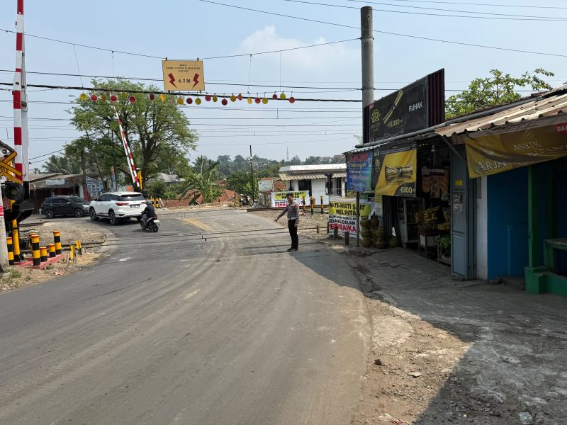 Petugas memasang jalur kejut di kawasan Tanjakan Bang Arum, dekat pintu perlintasan kereta api Commuter Line Stasiun Rangkasbitung, Kabupaten Lebak, Banten. Langkah tersebut dilakukan untuk mengantisipasi kecelakaan kendaraan besar yang melintas di kawasan tersebut.