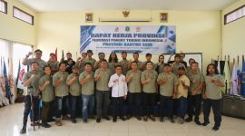 Ketua Umum FPTI Banten Rendy Allanika bersama jajaran pengurus mengikuti Rapat Kerja Provinsi (Rakerprov) FPTI Banten 2026 di Aula KONI Provinsi Banten, Serang, Minggu (27/9/2026). Rakerprov menjadi langkah awal menyusun program pembinaan dan persiapan menghadapi Porprov VII Banten 2026.