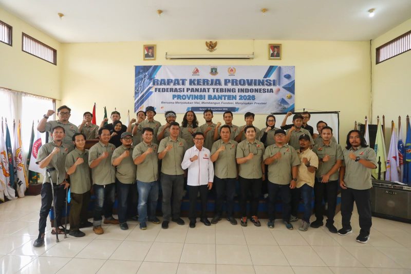 Ketua Umum FPTI Banten Rendy Allanika bersama jajaran pengurus mengikuti Rapat Kerja Provinsi (Rakerprov) FPTI Banten 2026 di Aula KONI Provinsi Banten, Serang, Minggu (27/9/2026). Rakerprov menjadi langkah awal menyusun program pembinaan dan persiapan menghadapi Porprov VII Banten 2026.