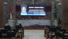 Pembahasan Rancangan Peraturan Daerah tentang Anggaran Pendapatan dan Belanja Daerah (Raperda APBD) Kabupaten Lebak 2027 mendadak memanas. Pasalnya, rapat paripurna penyampaian nota pengantar bupati dan pandangan umum fraksi DPRD Lebak, Senin (28/9/2026) itu ditunda setelah Bupati Lebak Moch Hasbi Asyidiki Jayabaya dan Wakil Bupati Amir Hamzah tidak hadir.
