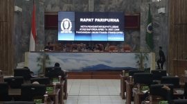 Pembahasan Rancangan Peraturan Daerah tentang Anggaran Pendapatan dan Belanja Daerah (Raperda APBD) Kabupaten Lebak 2027 mendadak memanas. Pasalnya, rapat paripurna penyampaian nota pengantar bupati dan pandangan umum fraksi DPRD Lebak, Senin (28/9/2026) itu ditunda setelah Bupati Lebak Moch Hasbi Asyidiki Jayabaya dan Wakil Bupati Amir Hamzah tidak hadir.