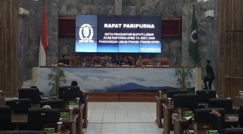 Pembahasan Rancangan Peraturan Daerah tentang Anggaran Pendapatan dan Belanja Daerah (Raperda APBD) Kabupaten Lebak 2027 mendadak memanas. Pasalnya, rapat paripurna penyampaian nota pengantar bupati dan pandangan umum fraksi DPRD Lebak, Senin (28/9/2026) itu ditunda setelah Bupati Lebak Moch Hasbi Asyidiki Jayabaya dan Wakil Bupati Amir Hamzah tidak hadir.