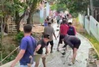 Puluhan Warga di Kampung Gerewel, Desa Karyajaya, Kecamatan Cimarga, Kabupaten Lebak, Banten saat melakukan perbaikan jalan dengan swadaya, Minggu (27/9/2026)