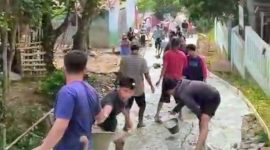 Puluhan Warga di Kampung Gerewel, Desa Karyajaya, Kecamatan Cimarga, Kabupaten Lebak, Banten saat melakukan perbaikan jalan dengan swadaya, Minggu (27/9/2026)