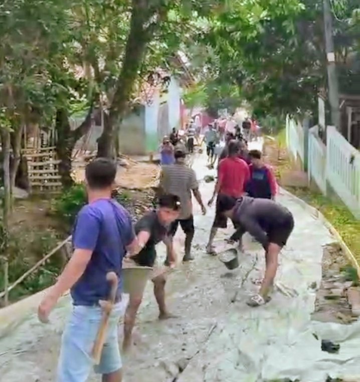 Puluhan Warga di Kampung Gerewel, Desa Karyajaya, Kecamatan Cimarga, Kabupaten Lebak, Banten saat melakukan perbaikan jalan dengan swadaya, Minggu (27/9/2026)