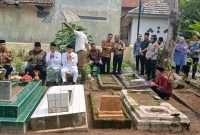 Kapolri Komjen Pol Suyudi Ario Seto berziarah ke makam kakek dan neneknya di salah satu TPU di Kampung Lebak Picung, Kabupaten Lebak, Banten, Minggu (4/10/2026).