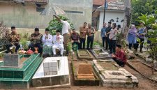 Kapolri Komjen Pol Suyudi Ario Seto berziarah ke makam kakek dan neneknya di salah satu TPU di Kampung Lebak Picung, Kabupaten Lebak, Banten, Minggu (4/10/2026).