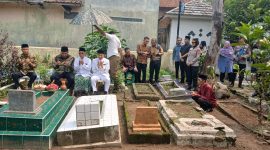 Kapolri Komjen Pol Suyudi Ario Seto berziarah ke makam kakek dan neneknya di salah satu TPU di Kampung Lebak Picung, Kabupaten Lebak, Banten, Minggu (4/10/2026).