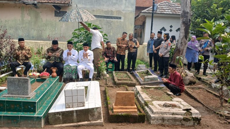Kapolri Komjen Pol Suyudi Ario Seto berziarah ke makam kakek dan neneknya di salah satu TPU di Kampung Lebak Picung, Kabupaten Lebak, Banten, Minggu (4/10/2026).