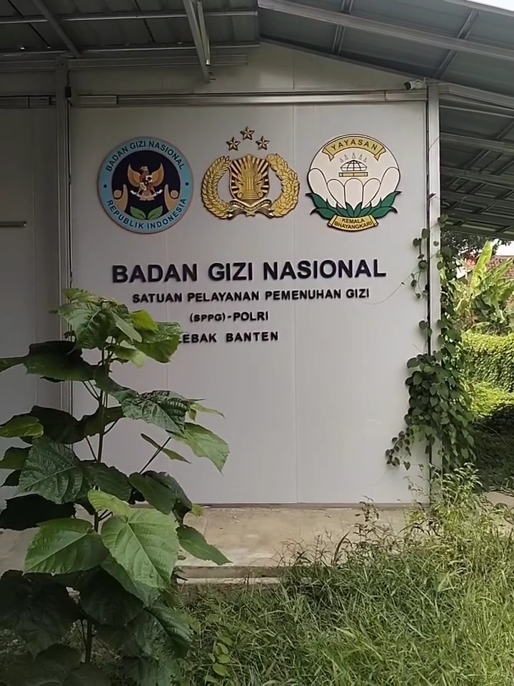 Kondisi gedung SPPG yang diduga berkaitan dengan Polri di wilayah Ciujung Barat, Kecamatan Rangkasbitung, Kabupaten Lebak, Banten, yang sebelumnya terlihat belum digunakan untuk operasional program Makan Bergizi Gratis.
