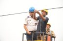 Direktur PT Awinet Global Mandiri, Nu’man Sumantri di dampingi Kepala Dishub Pandeglang saat melakukan penertiban kabel optik di sepanjang jalan protokol Kabupaten Pandeglang.