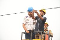 Direktur PT Awinet Global Mandiri, Nu’man Sumantri di dampingi Kepala Dishub Pandeglang saat melakukan penertiban kabel optik di sepanjang jalan protokol Kabupaten Pandeglang.