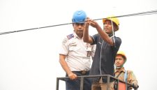 Direktur PT Awinet Global Mandiri, Nu’man Sumantri di dampingi Kepala Dishub Pandeglang saat melakukan penertiban kabel optik di sepanjang jalan protokol Kabupaten Pandeglang.