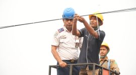 Direktur PT Awinet Global Mandiri, Nu’man Sumantri di dampingi Kepala Dishub Pandeglang saat melakukan penertiban kabel optik di sepanjang jalan protokol Kabupaten Pandeglang.