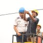 Direktur PT Awinet Global Mandiri, Nu’man Sumantri di dampingi Kepala Dishub Pandeglang saat melakukan penertiban kabel optik di sepanjang jalan protokol Kabupaten Pandeglang.