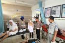 Satuan Lalu Lintas (Satlantas) Polres Pandeglang, Banten, mengunjungi korban kecelakaan mobil Isuzu Elf yang mengangkut rombongan manasik haji anak-anak TK Nurul Bahari di Puskesmas Saketi, Rabu (21/10/2026). Dari lima korban luka ringan, satu anak berusia enam tahun masih menjalani observasi medis di RSUD Berkah Pandeglang.