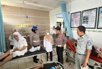Satuan Lalu Lintas (Satlantas) Polres Pandeglang, Banten, mengunjungi korban kecelakaan mobil Isuzu Elf yang mengangkut rombongan manasik haji anak-anak TK Nurul Bahari di Puskesmas Saketi, Rabu (21/10/2026). Dari lima korban luka ringan, satu anak berusia enam tahun masih menjalani observasi medis di RSUD Berkah Pandeglang.