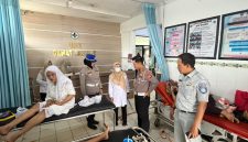 Satuan Lalu Lintas (Satlantas) Polres Pandeglang, Banten, mengunjungi korban kecelakaan mobil Isuzu Elf yang mengangkut rombongan manasik haji anak-anak TK Nurul Bahari di Puskesmas Saketi, Rabu (21/10/2026). Dari lima korban luka ringan, satu anak berusia enam tahun masih menjalani observasi medis di RSUD Berkah Pandeglang.