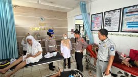 Satuan Lalu Lintas (Satlantas) Polres Pandeglang, Banten, mengunjungi korban kecelakaan mobil Isuzu Elf yang mengangkut rombongan manasik haji anak-anak TK Nurul Bahari di Puskesmas Saketi, Rabu (21/10/2026). Dari lima korban luka ringan, satu anak berusia enam tahun masih menjalani observasi medis di RSUD Berkah Pandeglang.