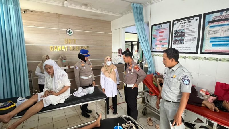 Satuan Lalu Lintas (Satlantas) Polres Pandeglang, Banten, mengunjungi korban kecelakaan mobil Isuzu Elf yang mengangkut rombongan manasik haji anak-anak TK Nurul Bahari di Puskesmas Saketi, Rabu (21/10/2026). Dari lima korban luka ringan, satu anak berusia enam tahun masih menjalani observasi medis di RSUD Berkah Pandeglang.
