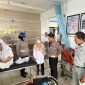 Satuan Lalu Lintas (Satlantas) Polres Pandeglang, Banten, mengunjungi korban kecelakaan mobil Isuzu Elf yang mengangkut rombongan manasik haji anak-anak TK Nurul Bahari di Puskesmas Saketi, Rabu (21/10/2026). Dari lima korban luka ringan, satu anak berusia enam tahun masih menjalani observasi medis di RSUD Berkah Pandeglang.
